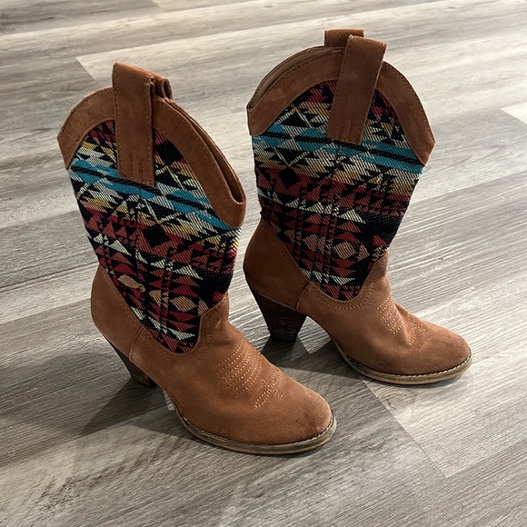 Very Volatile Shoes - Very Volatile “Vona” boot, GUC